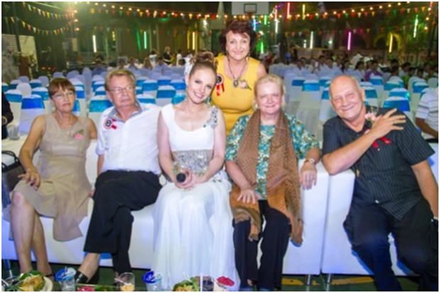 (from Elfi)  Am Ende des Konzerts noch ein Foto mit der hübschen Kristy. (Von links) Iris Prinzessin von Sachsen, Hans Günter Müller, Kristy, IE Botschafterin Dr. Eva Hager und Jan Abbink und hinten stehend Elfi Seitz.