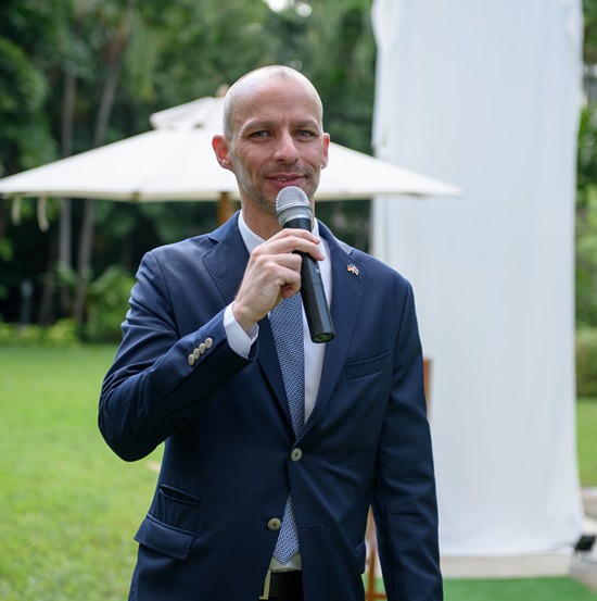 Jan Scheer, der Stellvertreter des Botschafters, der viel dazu beigetragen hatte, dass die Mauerteile im Garten der Botschaft aufgestellt werden konnten, führte durch den Event.