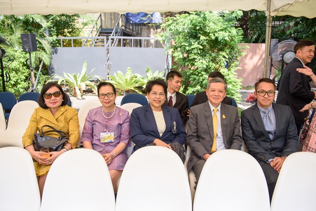 .... Die Professorinnen der Chitralada Berufsschule und die beiden Vertreter der Pattaya Stadtgemeinde waren einige der ersten Gäste. 