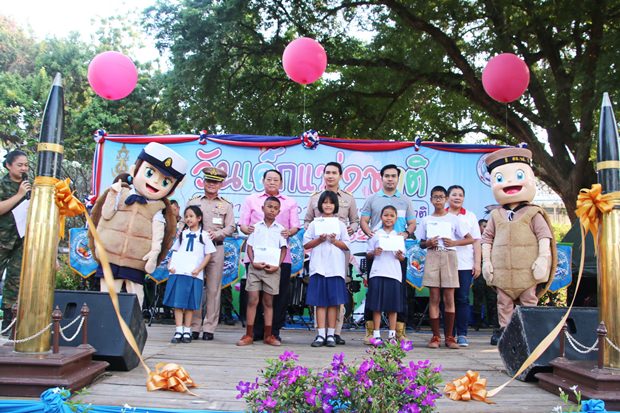 Kinder übernehmen die Pattaya Stadthalle. 