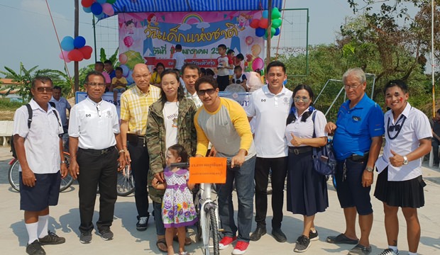 Sakol Phonlookin vom Chonburi Provinzrat verschenkte Fahrräder and Kinder in Naklua.