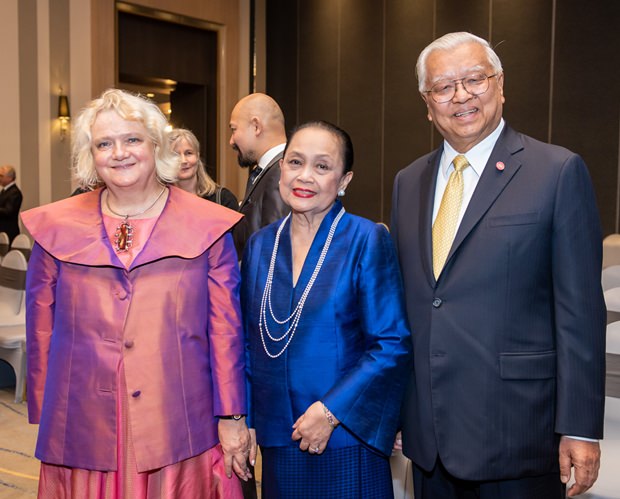 Botschafterin Dr. Eva Hager mit Thanpuying Oranush Israngkun na Ayuthaya und Chirayu Isarangkun Na Ayuthaya, der Generaldirektor des Königlichen Liegenschaftsbüros und Groß-Haushofmeister des Königlichen Haushaltes. 