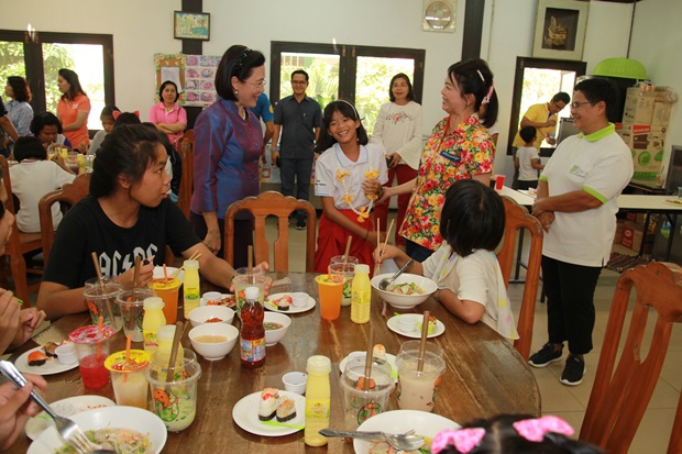 Radchada Chomjinda, Direktorin des HHNFT, und die Heimkinder freuen sich über den Besuch von Supaporn Thienchai.
