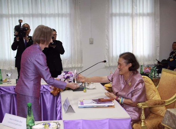 Dr. Otmar Deter und Dr. Margret Deter erhalten ihre Auszeichnung aus den Händen von Prizessin Sirindhorn. 