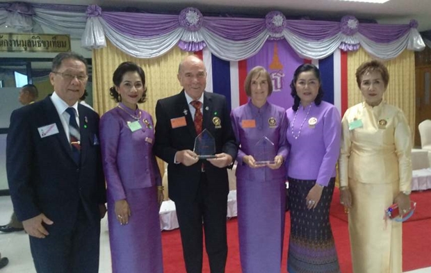 Stolz präsentieren Dr. Otmar und Dr. Margret Deter ihre Auszeichnungen gemeinsam mit einigen Clubkollegen des Rotary E-Clubs Dolphin Pattaya International. 