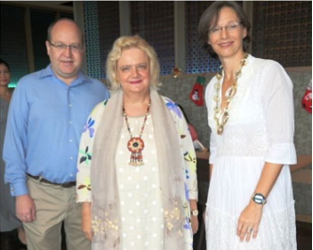 Die österreichische Botschafterin Dr. Eva Hager (Mitte) wird von TAS Präsidentin Caroline Braunshofer (rechts) und Generalmanager Bruno Rotschädl begrüßt.