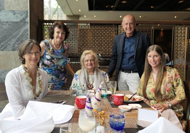 (Von links sitzend) Caroline Braunshofer, Botschafterin Dr. Eva Hager und Judith Schildberger. Stehend: Elfi Seitz und Peter Lampl. 