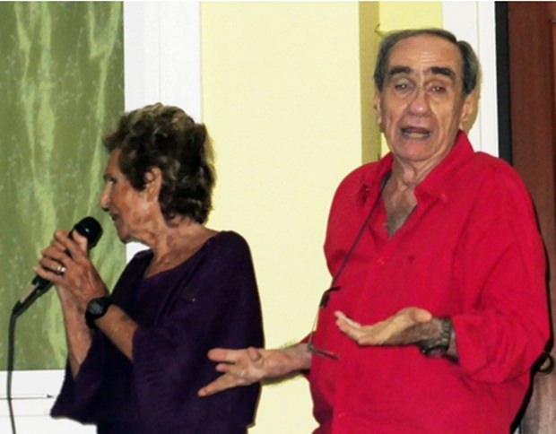 Francesca und Francesco singen für die Gäste. 
