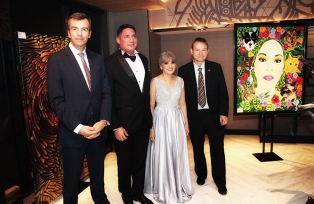 (Von links) Andreas Hess, Giuliano Cavallo, Piyanut Wilhelmy-Cavallo und Botschafter Georg Schmidt.