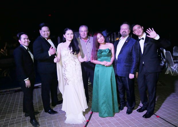 Das Ensemble der Grand Opera Bangkok mit TGR Generalmanager Rene Pisters in ihrer Mitte.