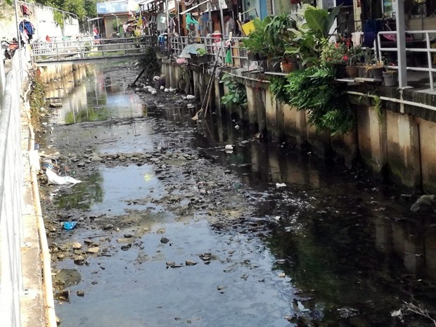Klong Nok Yang Einwohner führen Beschwerde gegen die Umweltverschmutzung des Klong.