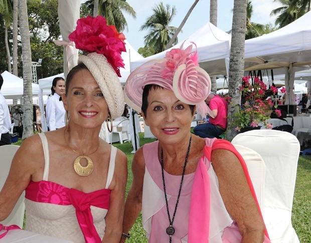 Marie-Nicole Roy (links) und Heidi Glemeau tragen immer tolle Hüte. Marie-Nicole gewann den Preis für den besten Hut. 