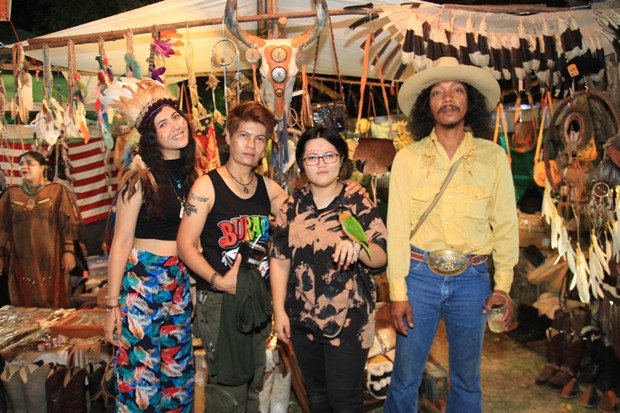 Viele kamen in Cowboykleidung und Indianer-Outfit.