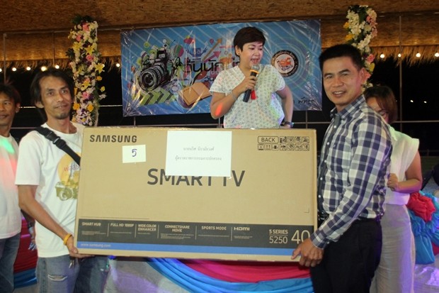Tum – Teerarak Suttathiwong von Pattaya Mail gewann den Hauptpreis, einen 40 inch großen TV Monitor. Dieser wurde ihm von Niyom Thiengtham überreicht. 