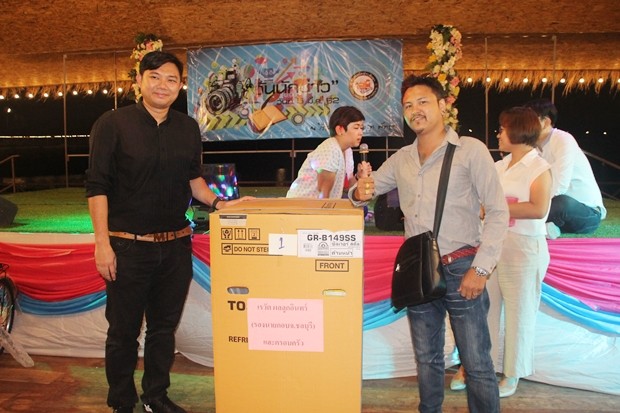 Jetsada Homklin, ein weiterer Reporter von Pattaya Mail gewann einen Kühlschrank. Dieser wurde ihm von Krengkai Wilailuk vom Central Festival Pattaya Beach übergeben.