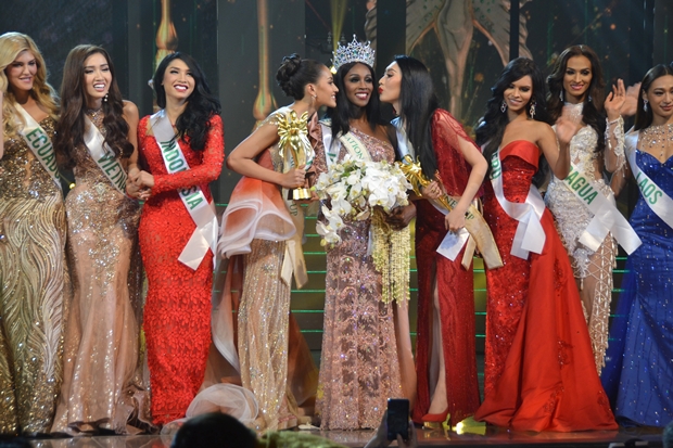 Die Zweit- und Drittplazierten, Kanwara Kaewjin aus Thailand (links Mitte) und Ya Ya aus China (rechts Mitte) geben der Siegerin Jazell Barbie Royale einen Glückwunsch-Kuss. 