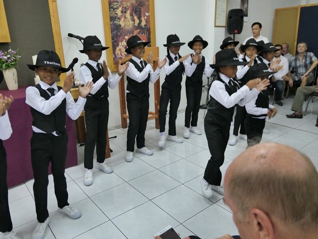 Die Kinder des HHNFT führen schöne Tänze vor. 