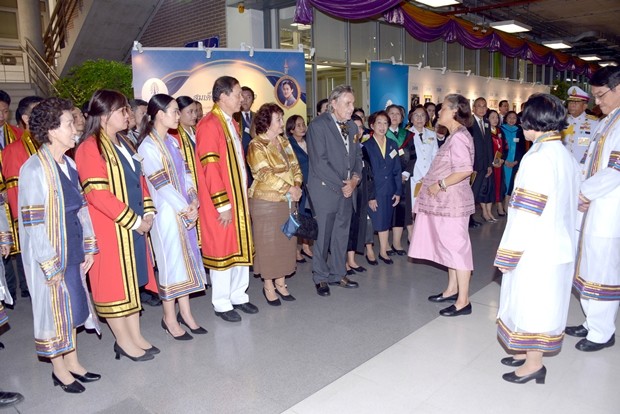 Ihre Königliche Hoheit, Prinzessin Maha Chakri Sirindhorn unterhält sich mit Axel Brauer und stellt ihm etliche interessierte Fragen.