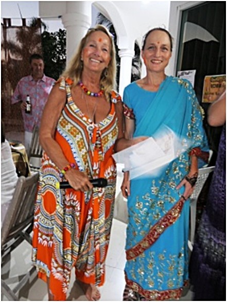 Roseanne Diamente (links) überreicht dieser Dame den Preis für das schönste indische Kleidungsstück. 