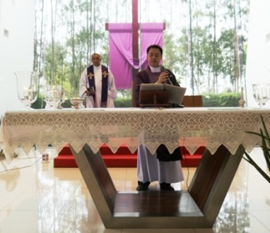 Vater Kritsada, der ehemalige Pastor Pattayas, stellt Vater Corsie Legaspi vor.