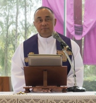 Vater Corsie Legaspi bei seinen Ausführungen und dem Gebet zu Beginn der Heilungssession.