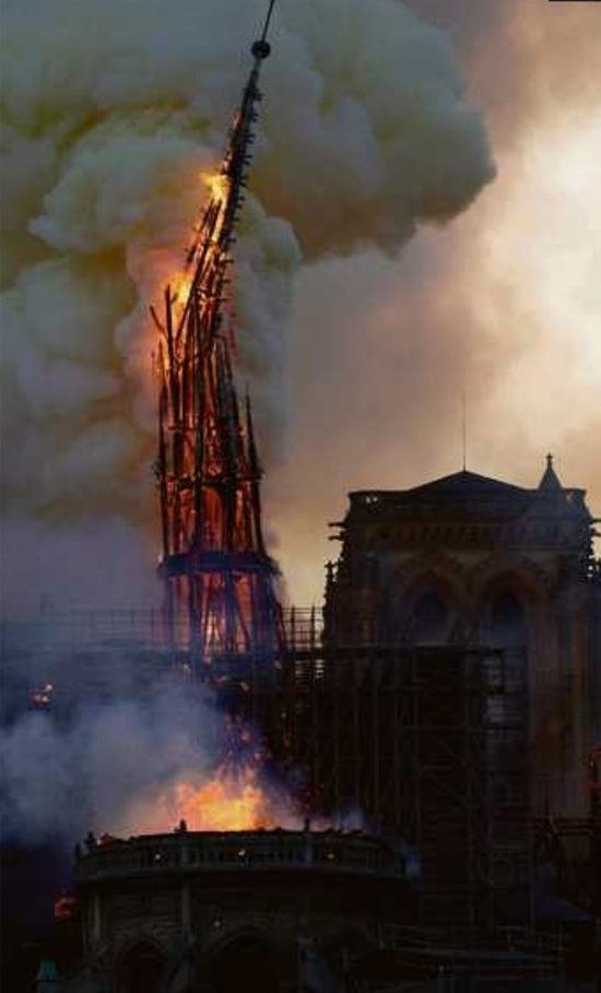 Notre Dame’s 96 Meter hoher Turm kurz vor dem umstürzen. 