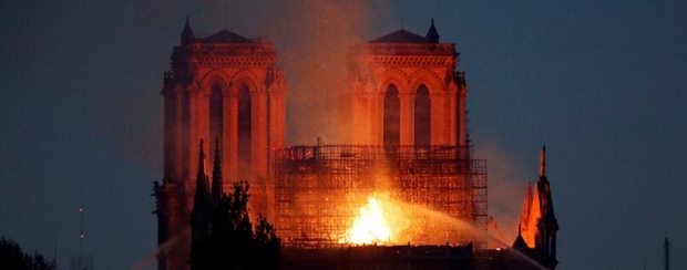 Das Dach der Kathedrale war in Feuer und Rauch gehüllt.