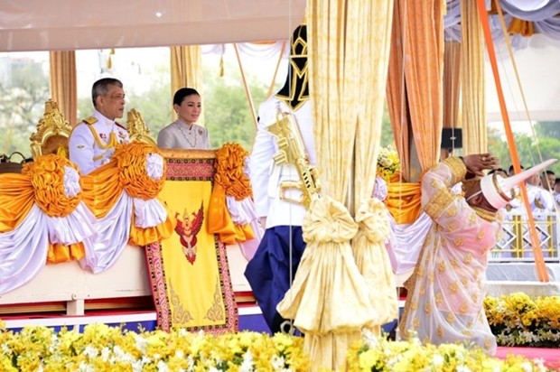 11-05-19-t1-Ploughing-1 König Maha Vajiralongkorn und Königin Suthida nehmen an der königlichen Pflugzeremonie in Bangkok teil.