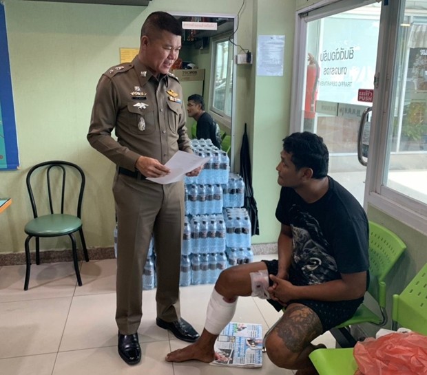 11-5-19-n1 Der 30-jährige drogensüchtige Somchai Boonsri wollte nach erfolgloser Flucht mit einem Messer auf die Polizisten losgehen.