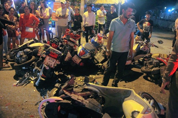 Der 22-jährige Surachai Takiew nahm in betrunkenem Zustand gleich elf geparkte Motorräder “mit”. 