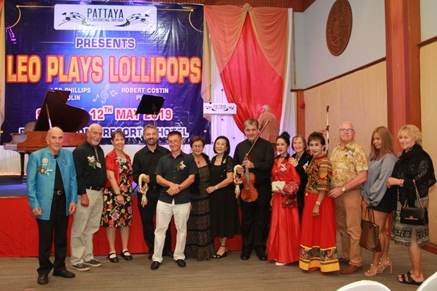 Sopin Thappajug und Radchada Chomjinda mit Mitgliedern des Rotary E-Club Dophin Pattaya International und dem PILC, sowie diversen Geschäftsleuten Pattayas. 