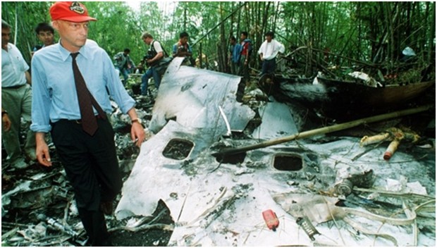 Niki Lauda vor Ort be idem entsetzlichen Flugabsturz über Thailand’s Dschungel. 