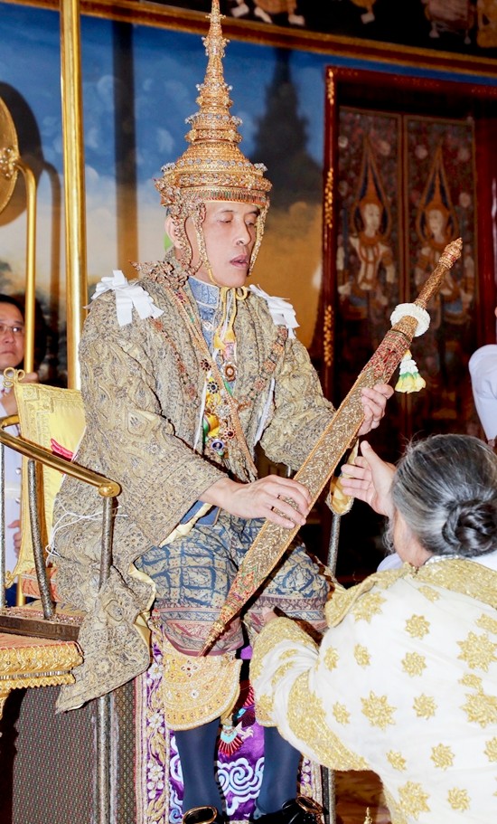 Der oberste Brahmanen Priester überreicht Seiner Majestät König Maha Vajiralongkorn viele der königlichen Insignien, inclusive der königlichen goldenen Plakette auf der des Königs offizielle Titel vermerkt sind. (Foto mit Genehmigung des Büro’s des Königlichen Haushalts via AP)