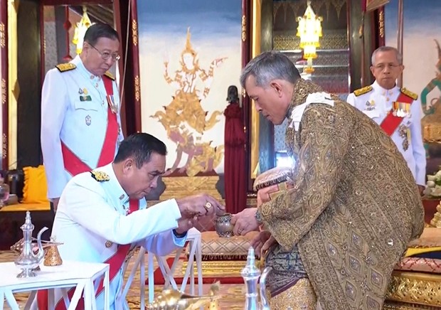 Seine Majestät, König Maha Vajiralongkorn erhält hier das heilige Wasser von Ministerpräsident Prayuth Chan-ocha. (Foto: Thai TV Pool via AP)