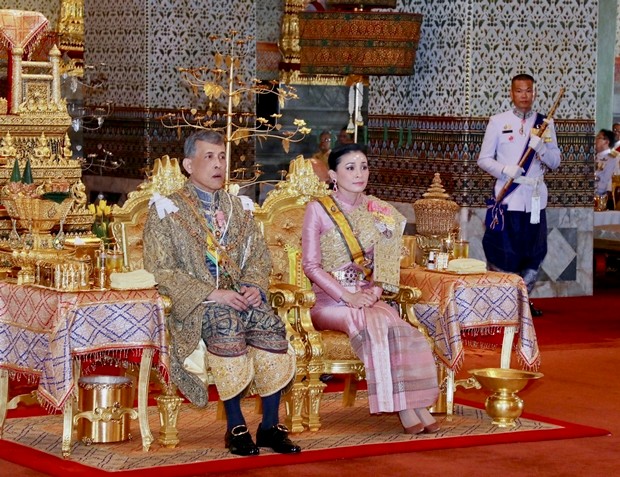 Ihre königlichen Hoheiten, König Maha Vajiralongkorn und Königin Suthida, sehen den weiteren Zeremonien während der Krönungsfeier zu. (Foto mit Genehmingung des Büros des Königlichen Haushalts via AP)
