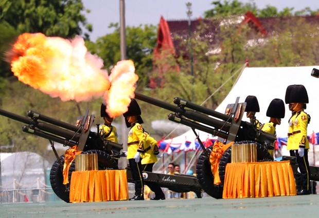 Die königliche Garde feuert Kanonen ab zu Ehren des Königs. (AP Photo/Sakchai Lalit)