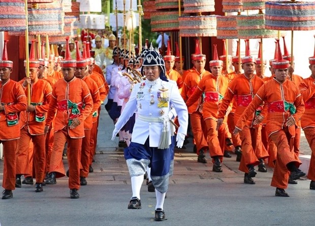 Die Königliche Garde marschiert der Sänfte des Königs voran. (AP Photo/Sakchai Lalit)