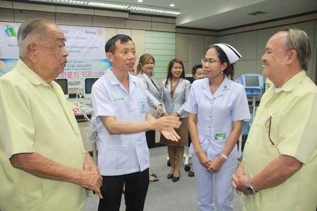 Prempreecha Dippayawan im Gespräch mit Dr. Chanchai Limthongcharoen, dem Vizedirektor des Krankenhauses.