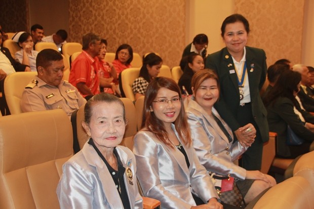 Hübsche Rotarier-Damen vom RC Sattahip.