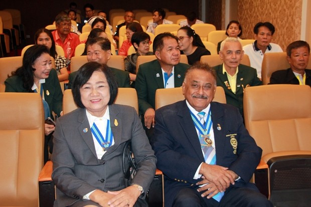 Die ehemalige Distriktgouverneurin Ornanong Siripornmanas und der ehemalige Distriktgouverneur Prateep Singh Malhotra. 