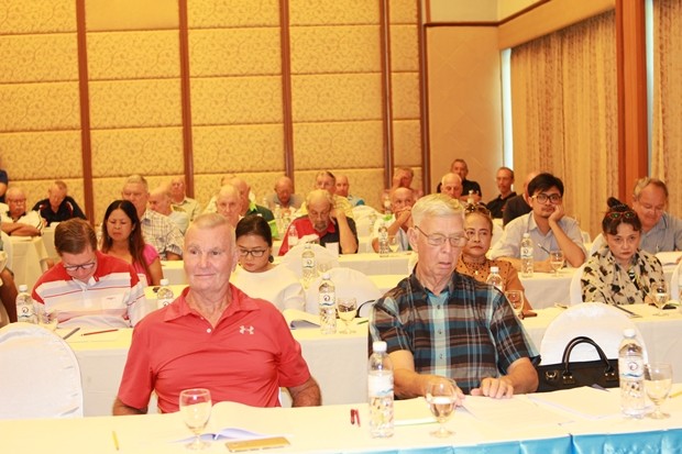 Das Kommitee und die Mitglieder des Pattaya Sports Clubs.