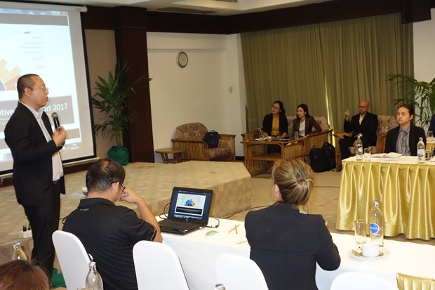 Professor Dr. Poramet Boonnumsirikit und Kollegen behandeln das Thema „Änderungen in der Tourismusbranche“. 
