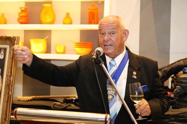 Rodney James Charman bringt einen Toast auf Rotary International aus.