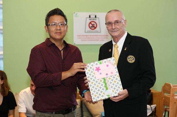 Der Assistenzdirekto der Human Help Network Foundation, Siromet Akarapongpanitch, überreicht Dieter Barth ein Geschenk. 