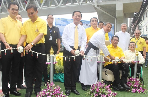 Die Eröffnung wird von Minister Arkhom Termpittayapaisith im Beisein von Kritchthep Simalee, Sontaya Kunplome, Ronakit Ekasingh, Manote Nongyai, Rev. Father Peter Pattarapong Srivorakul, und Polizeioberst Korn Somkanay durchgeführt.