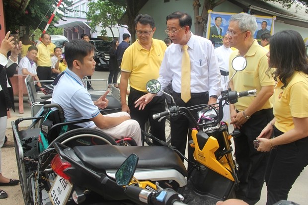 Dieser Übergang gewährt nun den Behinderten einen sicheren Weg über die Sukhumvit Road. Der Minister unterhielt sich mit vielen Körperbehinderten. 