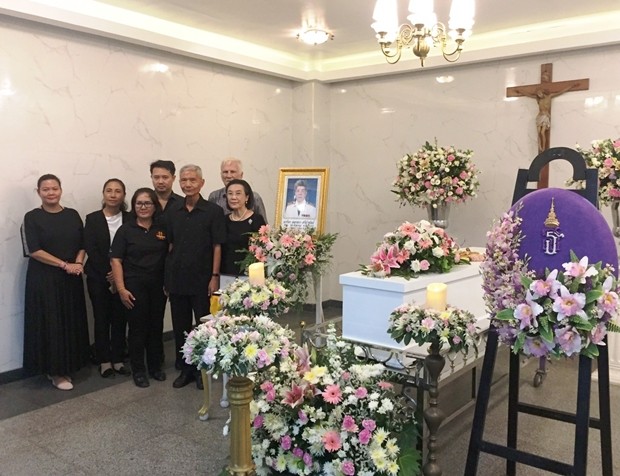 Neben vielen anderen Trauernden kamen auch die Mitarbeiter des Pattaya Waisenhauses und HHNFT zum Begräbnis.