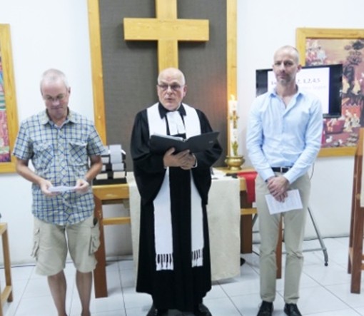Jan Scheer (rechts) und Stefan Kopp unterstützen Pfarrer Leuschner bei den Fürbitten. 