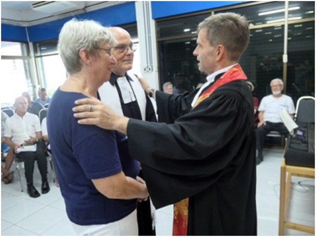 Pastor Carsten Körber erteilt Herta und Wolfgang Leuschner den Abshiedssegen. 