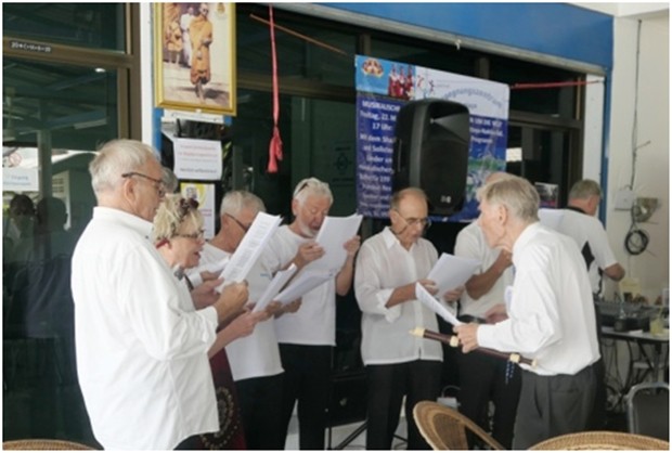 Der Shanty Chor singt was das Zeug hält.